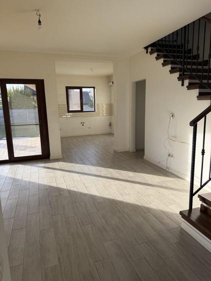 Casă cu 4 camere cu Teren 350 Mp în Dumbrăvița