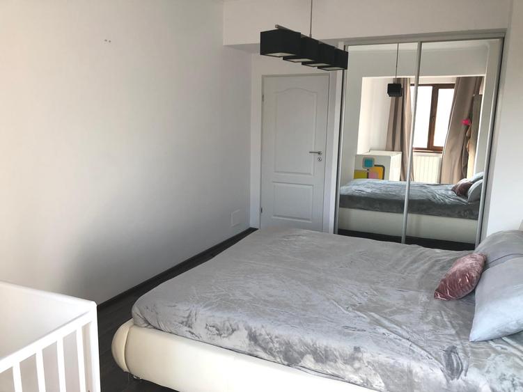 Apartament cu 3 camere semidecomandat, mobilat în Băneasa