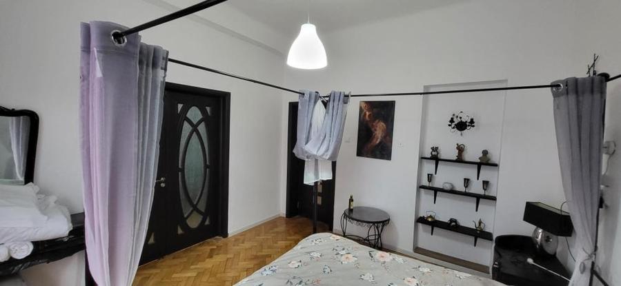 Apartament cu 3 camere, mobilat în P-ța Universității