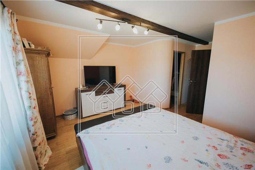 Casă individuală cu 7 camere cu Canalizare în Central