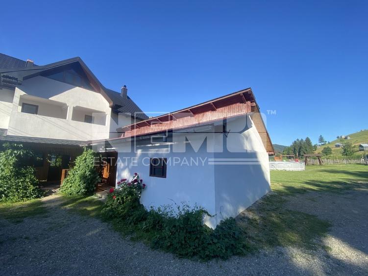 Casă individuală cu 9 camere cu Piscina în Moldovița