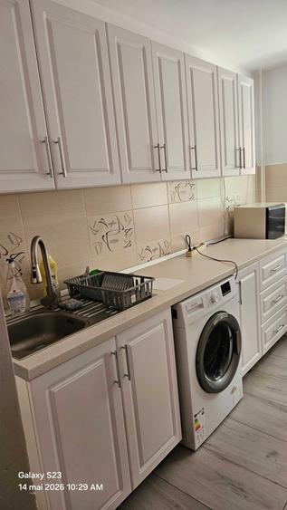 Apartament cu 3 camere semidecomandat în Moșilor