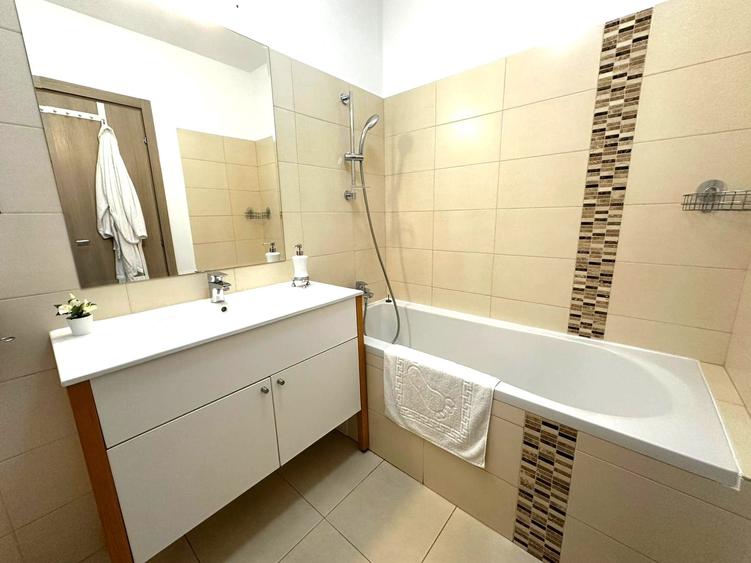 Apartament cu 3 camere semidecomandat, mobilat în Băneasa