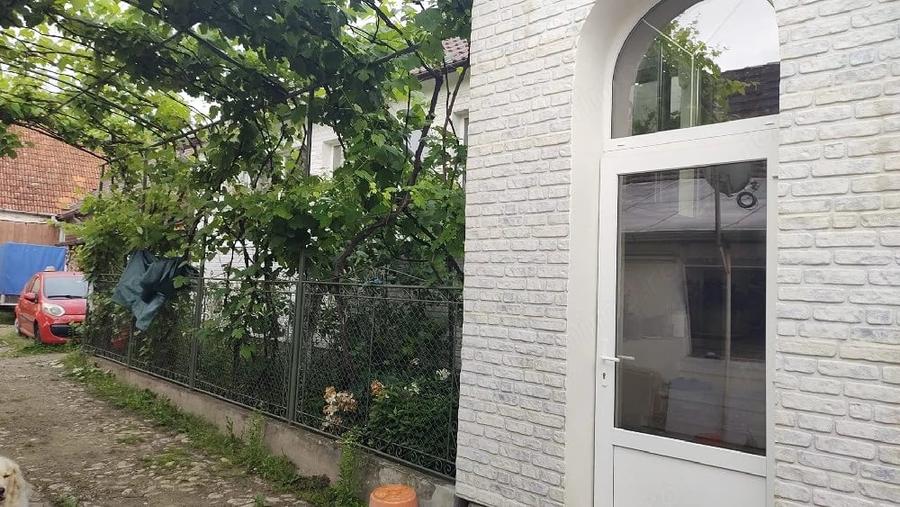 Casă cu 6 camere cu Teren 1700 Mp în Sereca