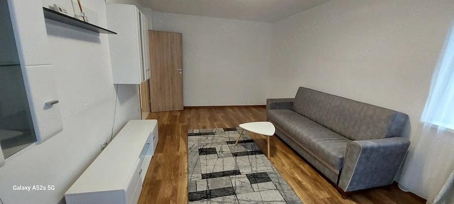 Apartament cu 3 camere decomandat în Tractorul
