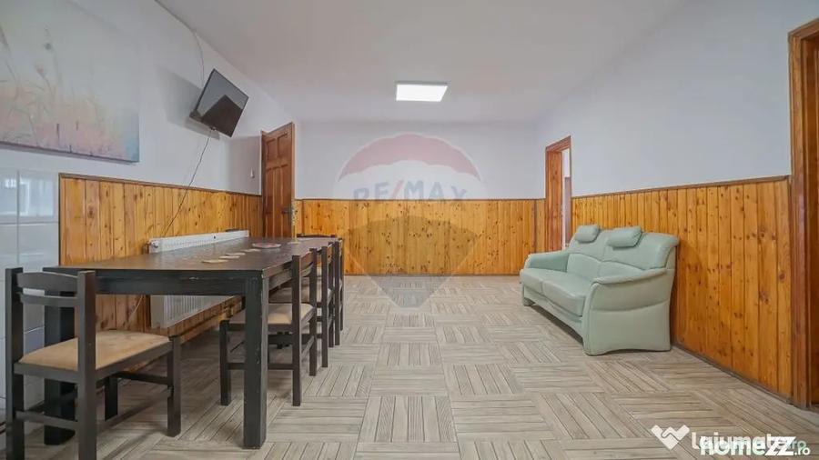Casă cu 10 camere cu Teren 1137 Mp în Moieciu