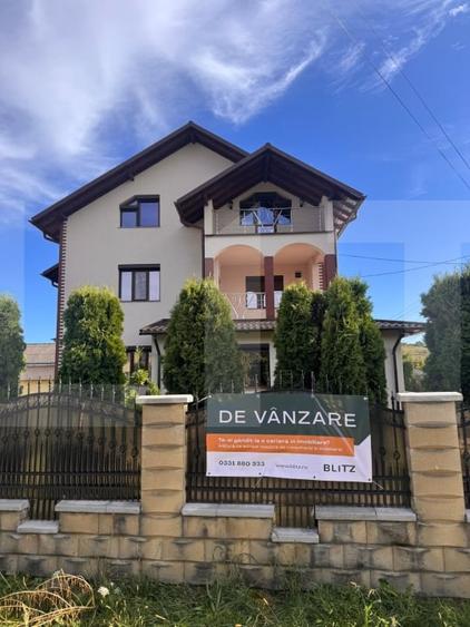 Casă individuală cu 10 camere cu Canalizare în Tudora