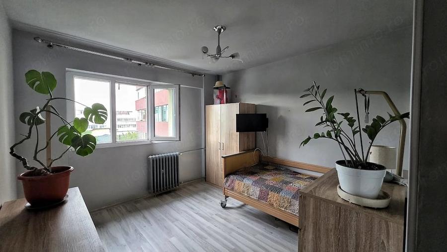 Apartament cu 3 camere decomandat în Republicii