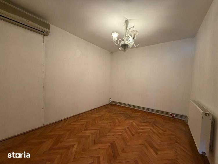 Casă cu 9 camere cu Teren 1500 Mp în Odăi
