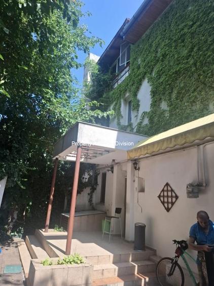 Casă cu 8 camere cu Teren 325 Mp în 1 Mai
