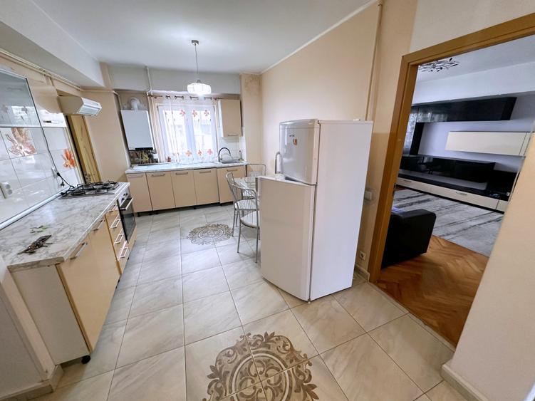 Apartament cu 3 camere decomandat în Central