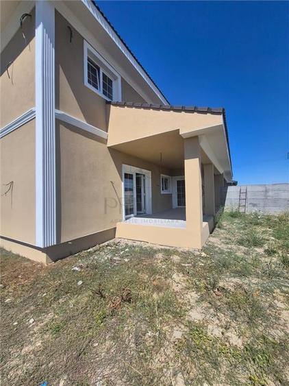 Casa individuala - despartita prin terasa - 4 benzi - zona excelenta - toate uti - 11