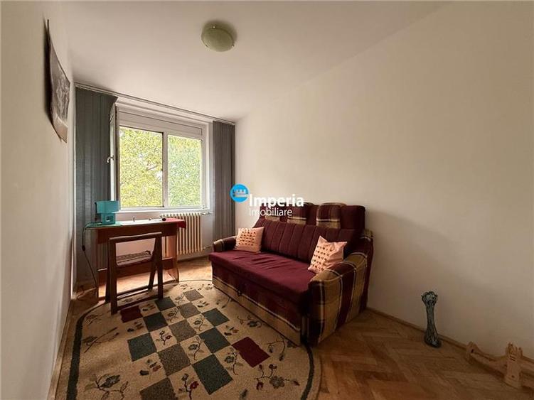 Apartament cu 3 camere semidecomandat în Tătărași