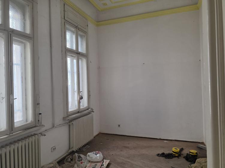 Casă individuală cu 15 camere cu Canalizare în Dorobanți