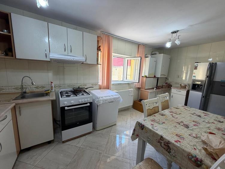 Casă cu 6 camere cu Teren 400 Mp în Fundeni