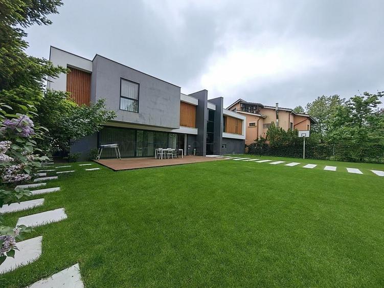 Casă individuală cu 6 camere cu Piscina în Iancu Nicolae