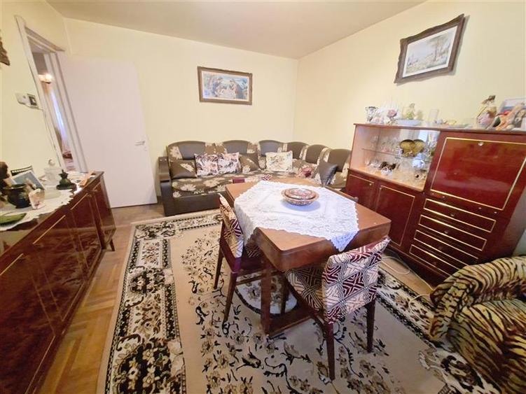 Apartament cu 4 camere decomandat în Narcisa