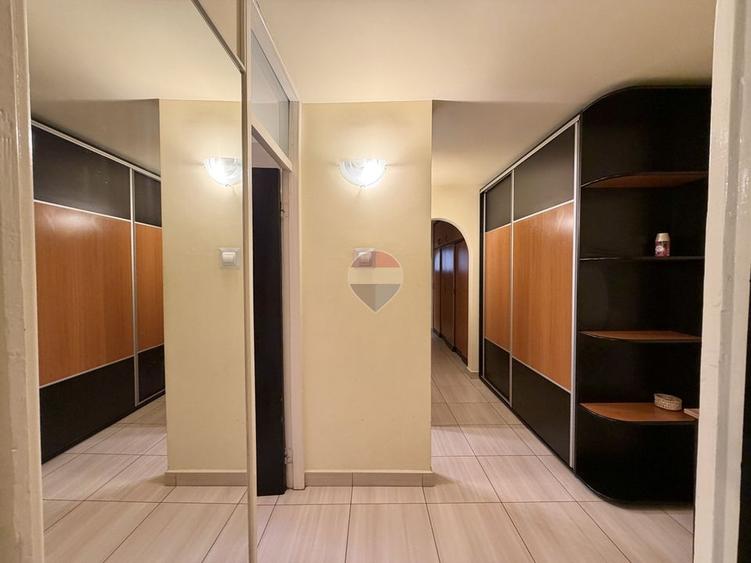 Apartament cu 3 camere decomandat, mobilat în Uverturii