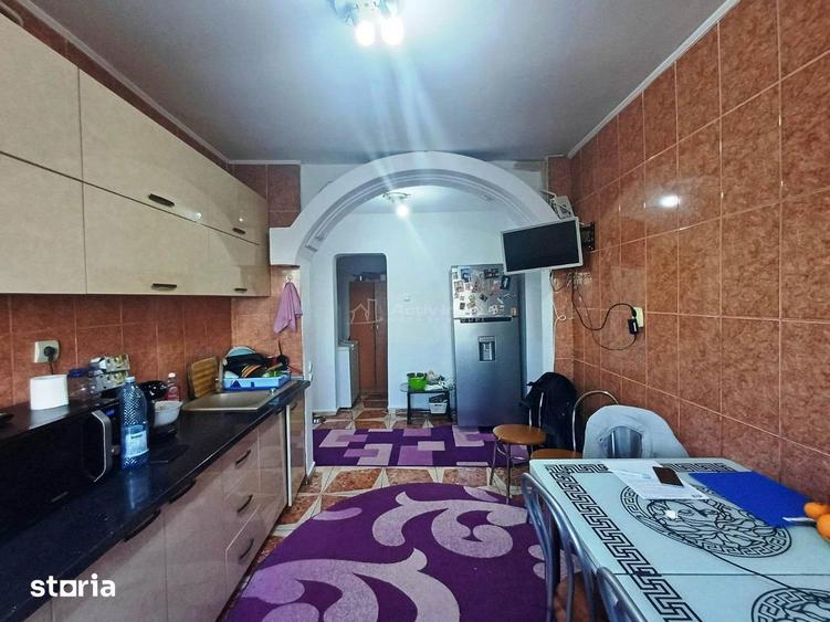 Apartament cu 4 camere semidecomandat în Berceni