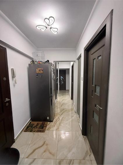Vand apartament 3 Camere + Balcon Mobilat Utilat pretul este negociabil ! - 2