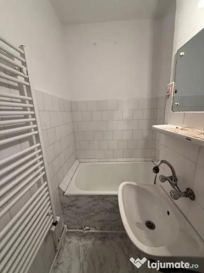 Apartament cu 2 camere semidecomandat în Craiovița Nouă