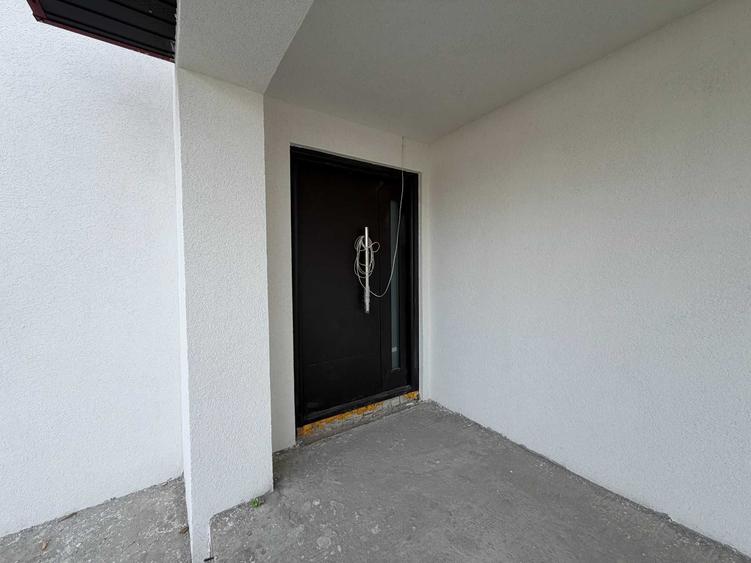 Casă cu 4 camere în Pasărea