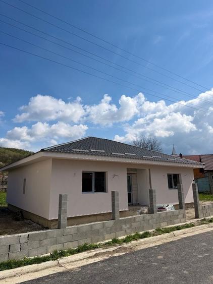Casă cu 3 camere în Petrești