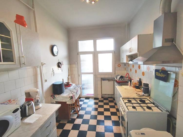 Apartament cu 4 camere semidecomandat în P-ța Rosetti