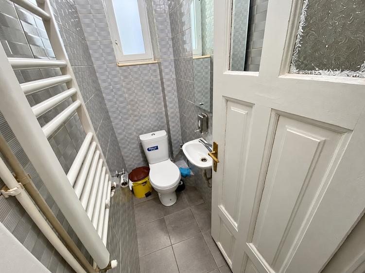 Apartament cu 6 camere decomandat în Universitate