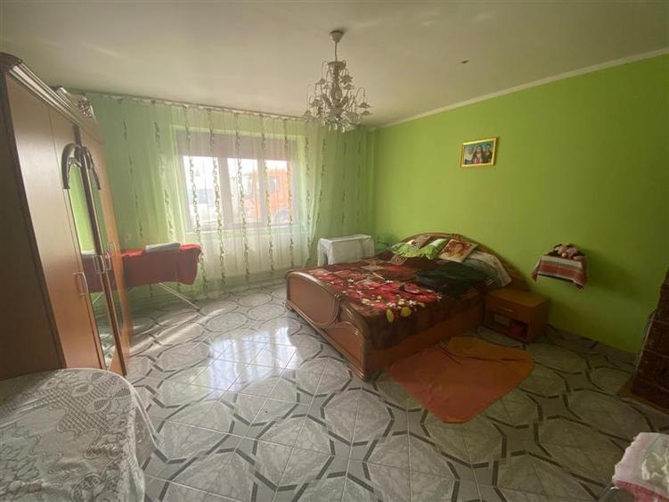 Casă individuală cu 9 camere cu Teren 2892 Mp în Iaz