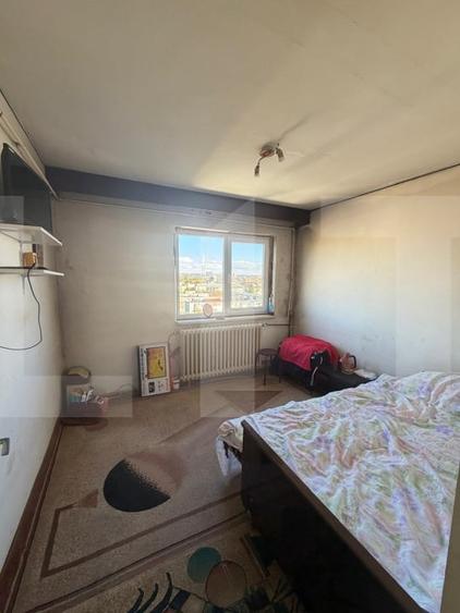 Apartament cu 3 camere semidecomandat în Craiovița Nouă