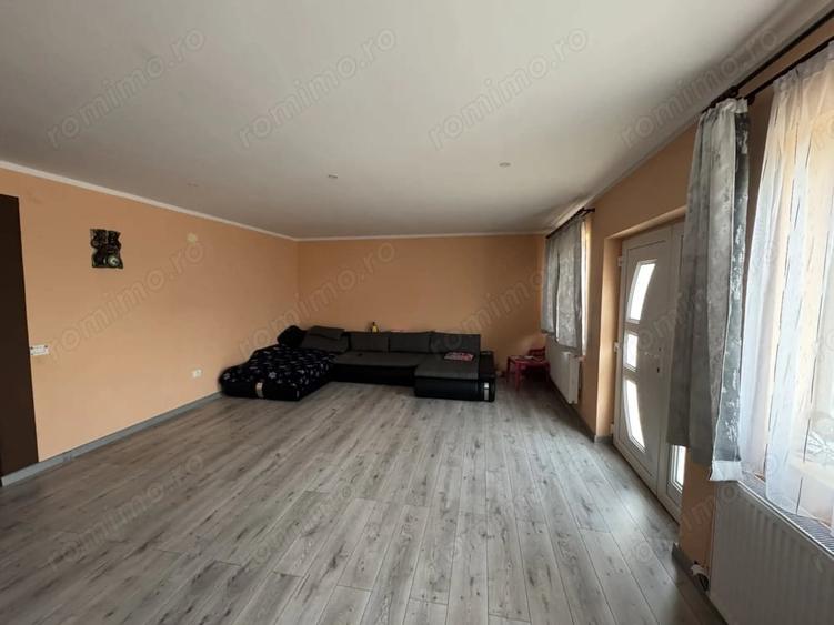 Casă cu 4 camere cu Teren 500 Mp în Sânmihaiu Român