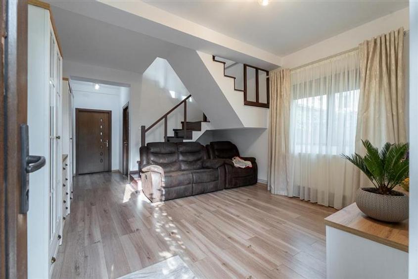 Casă individuală cu 8 camere cu Canalizare în Moara de Vânt