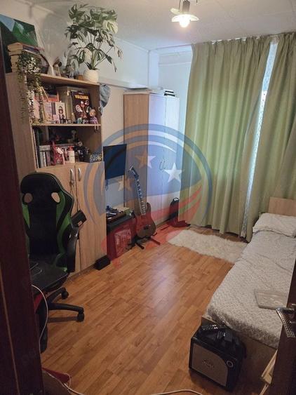 Apartament cu 3 camere decomandat, mobilat în Rovine