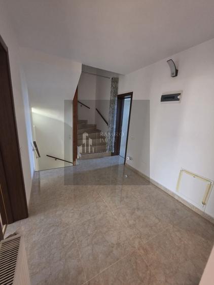 Casă individuală cu 6 camere cu Canalizare în Central