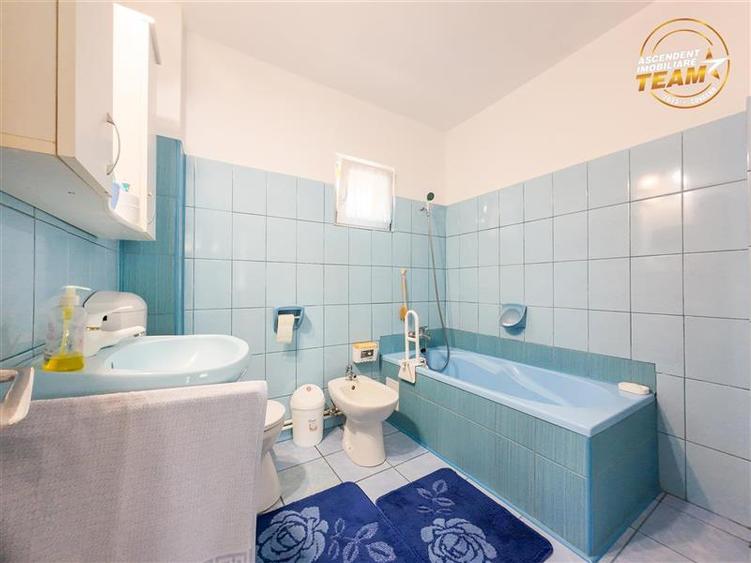 Casă cu 6 camere cu Canalizare în Central