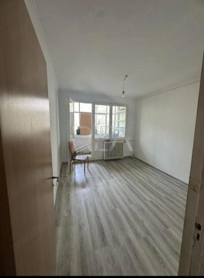 Apartament cu 3 camere semidecomandat în Giurgiului