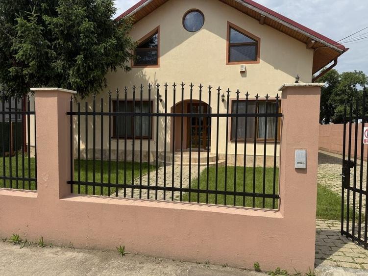 Casă cu 4 camere decomandat în Nord