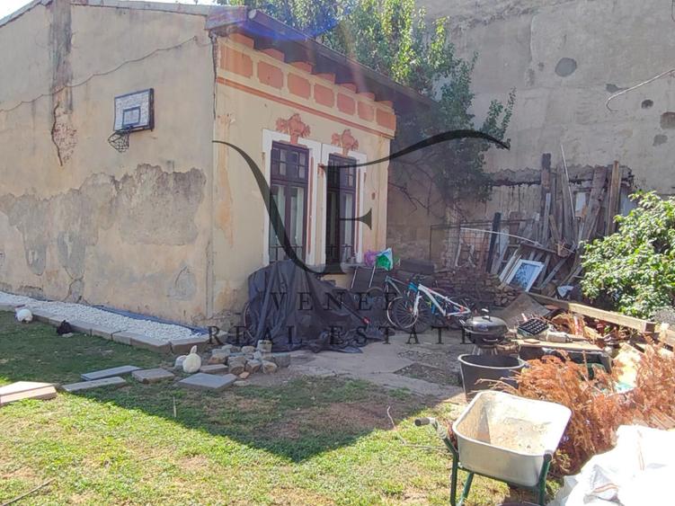 Casă individuală cu 7 camere cu Teren 985 Mp în Moșilor