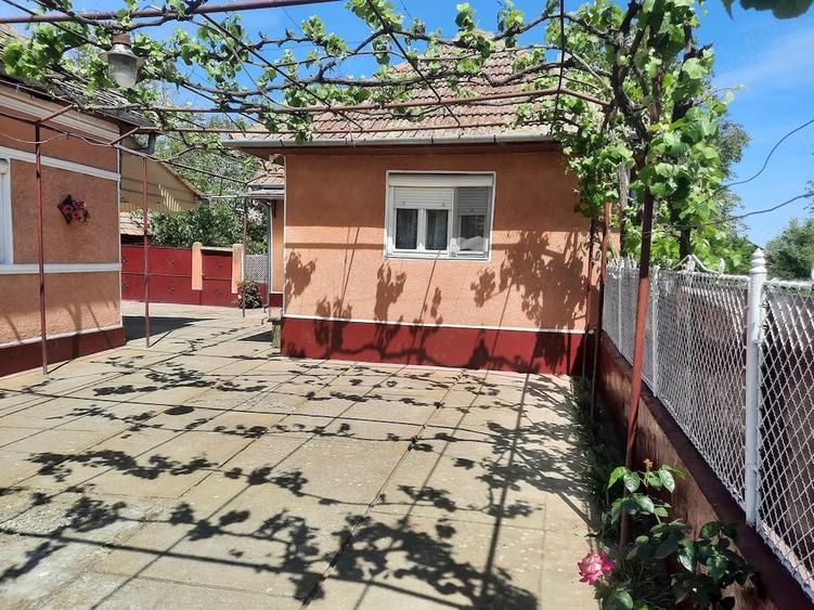 Casă cu 6 camere cu Teren 2200 Mp în Șicula