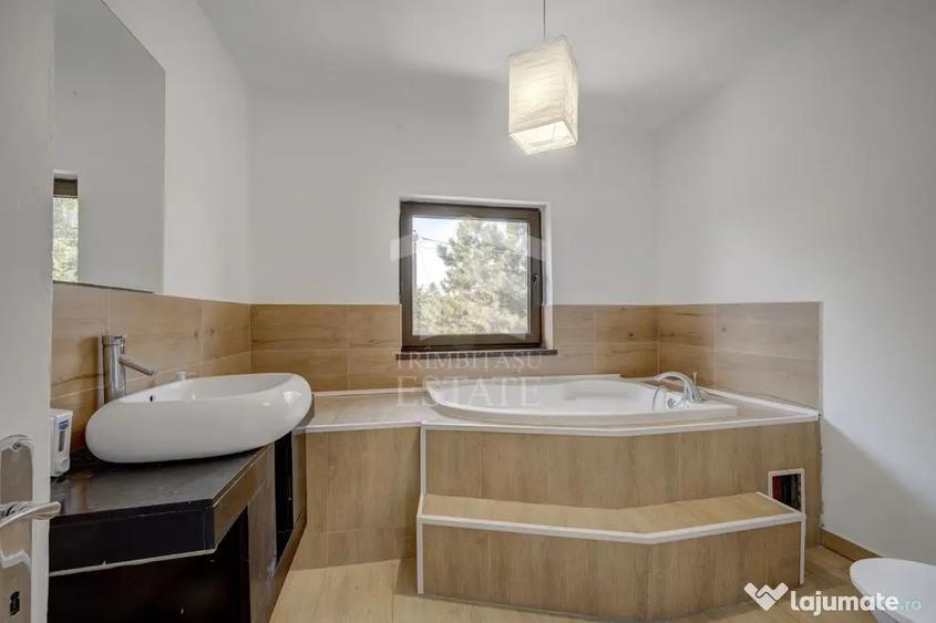 Casă cu 7 camere cu Teren 185 Mp în Central