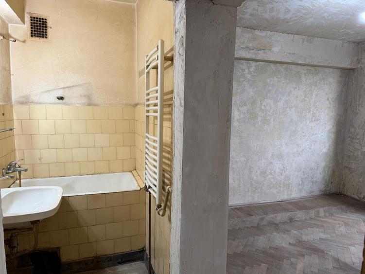 Apartament cu 3 camere semidecomandat în Domenii
