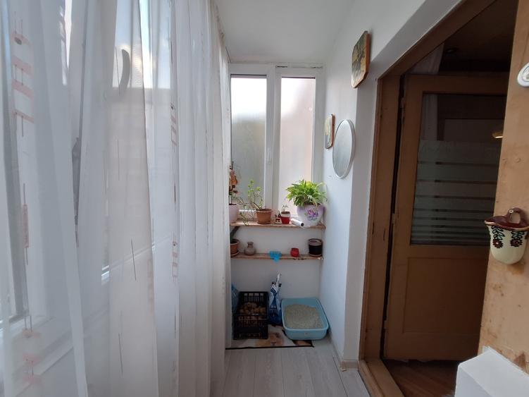 Apartament cu 3 camere semidecomandat, mobilat în Lipovei