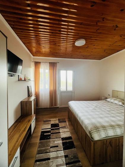 Casă cu 4 camere în Petricani