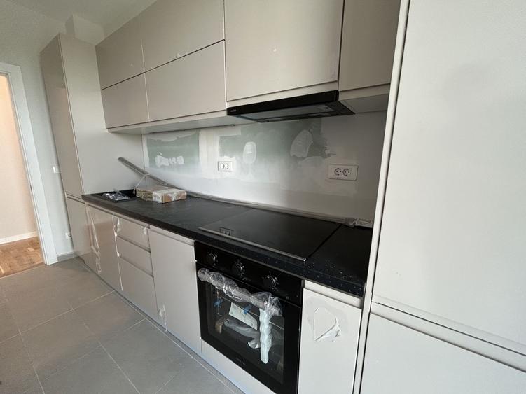 Apartament cu 3 camere semidecomandat în P-ta Presei Libere