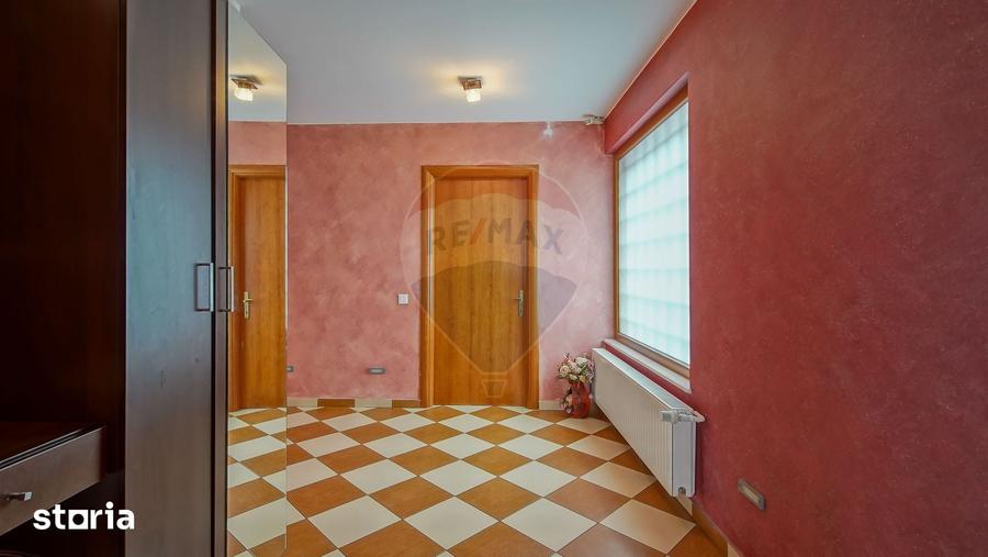 Casă cu 7 camere cu Teren 300 Mp în Central