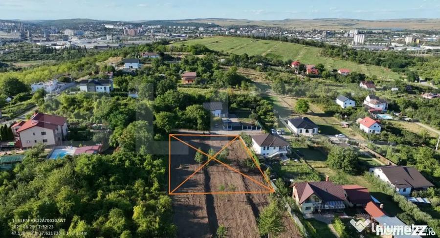Teren de 2400 mp, în Bucium