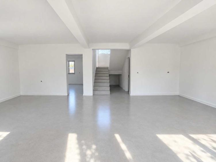 Casă cu 4 camere în Lumina