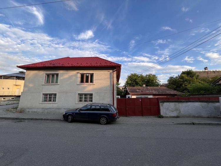 Casă cu 4 camere cu Teren 200 Mp în Central