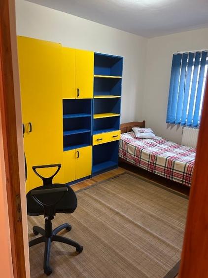 Apartament cu 3 camere decomandat, mobilat în Lenin